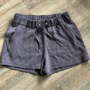 LULULEMON ON THE FLY SHORT (Size 6)